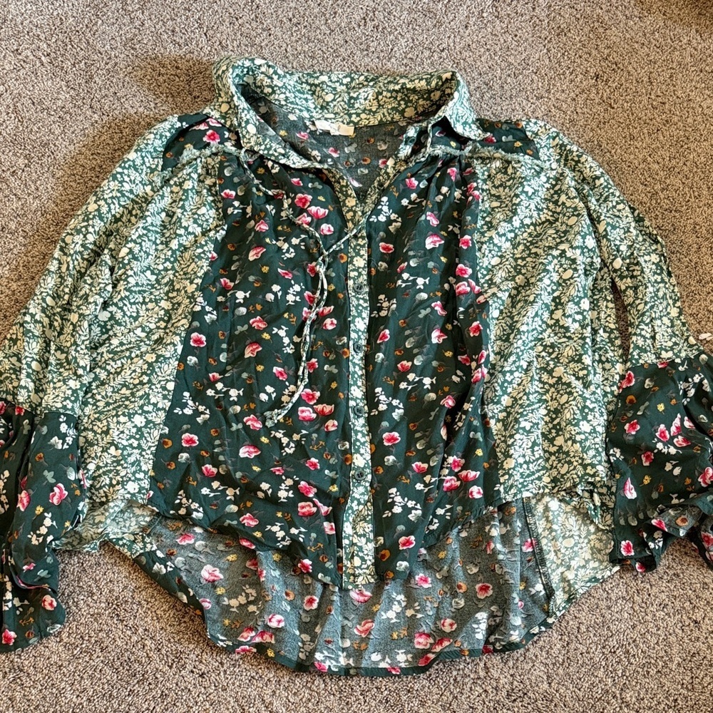 Easel floral boho top green size small